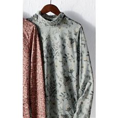 タートルネックプリントTシャツ