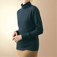 かさばらないのにあたたかいタートルネック長袖Tシャツ