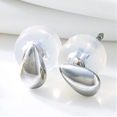 つけっぱなしできるしずく型ピアス