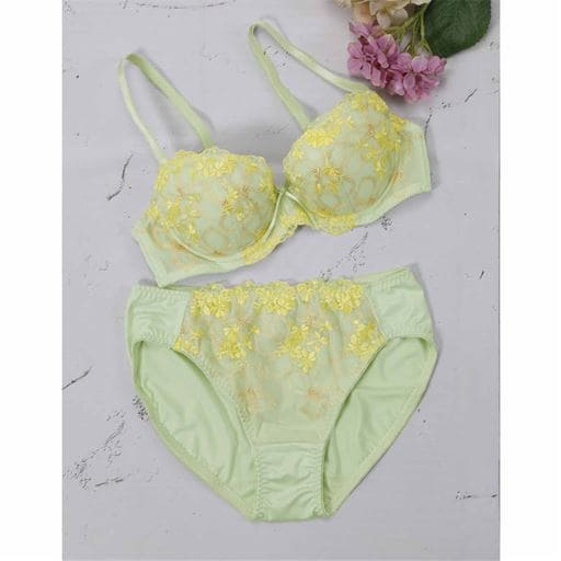 【レディース】 ブラジャー&ショーツペア(トリンプ)(ソフトワイヤー入り・3/4カップ) - セシール ■カラー：スプリンググリーン ■サイズ：E80L, C80L, D70M, D75M, D75L, D80L, E70M, E75M, E75L, B70M, B75M, B75L, B80L, C70M, C75M, C75L, A70M, A75M, A75L, A80L