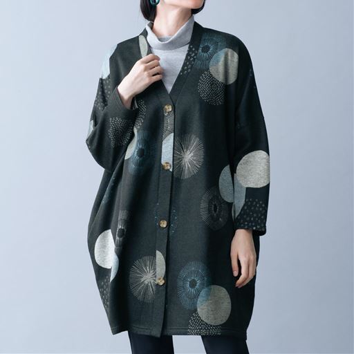 【レディース】 北欧風ドット柄裏起毛ロングカーディガン - セシール ■カラー：チャコールグレー ■サイズ：LL