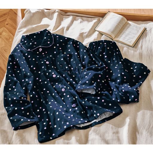 【レディース】 綿100%ガーゼを三枚重ねたパジャマ(日本製) - セシール ■カラー：ネイビーブルー ■サイズ：S,M,L