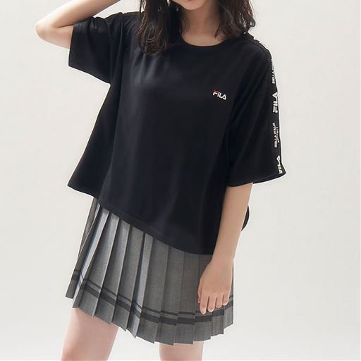 30%OFFロゴテープTシャツ(FILA) ■カラー：ブラック ■サイズ：M,L