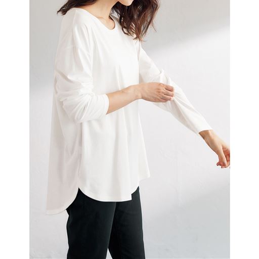 【レディース】 上品なツヤ感のあるラウンドヘムTシャツ - セシール ■カラー：オフホワイト ■サイズ：M,L,LL