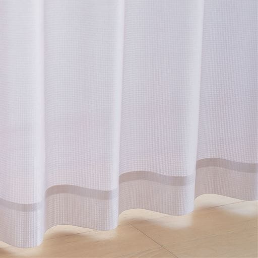 ＜セシール＞【形状記憶】リーフ柄の防炎ミラーレースカーテン(UVカット) ■カラー：ピンク ■サイズ：幅100×丈88(2枚組)幅100×丈108(2枚組)幅100×丈118(2枚組)幅100×