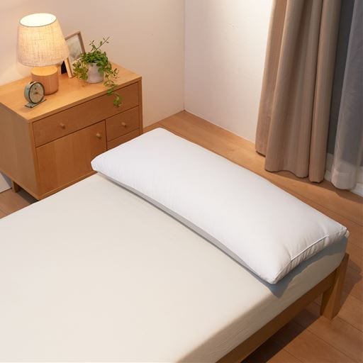 ＜セシール＞ ロング枕(専用カバー付き) - セシール ■カラー：ホワイト画像