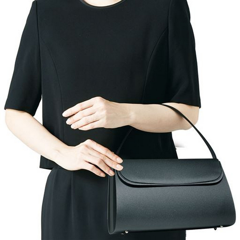 シンプルな黒のバッグ