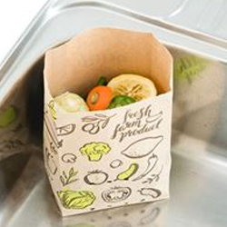 自立する丈夫な紙製の水切り袋。水に強いのでギュッと絞っても破れにくい。