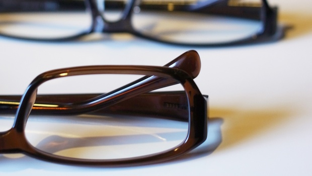 役所や銀行などに置いてある老眼鏡。どれを使えばいい?