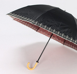 日傘は日焼け防止だけでなく、涼しくもしてくれます