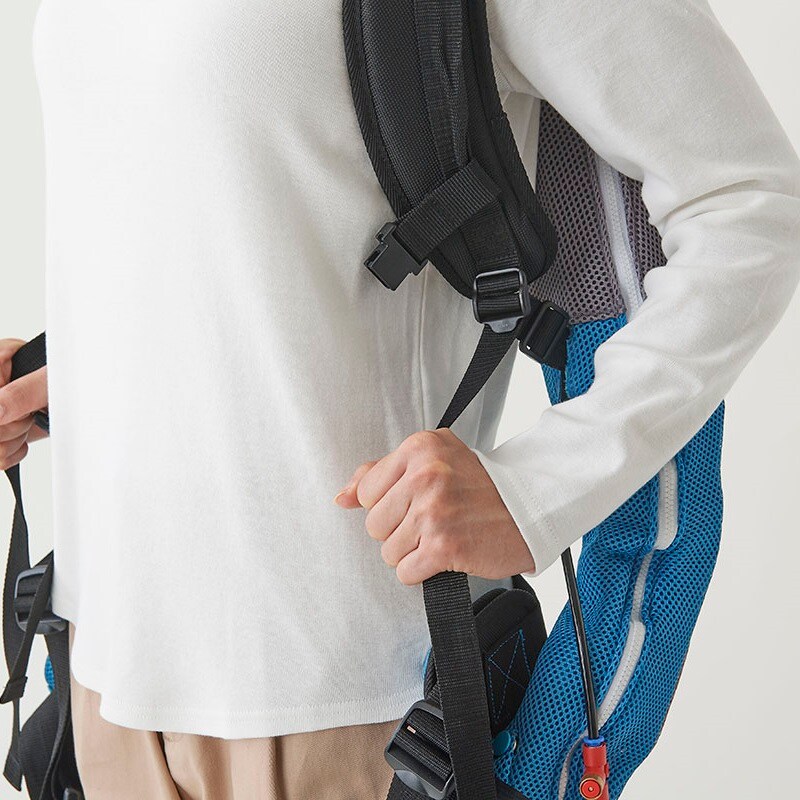 2.肩ベルトのアジャスターを合わせて、腰ベルトを腰の位置に調節