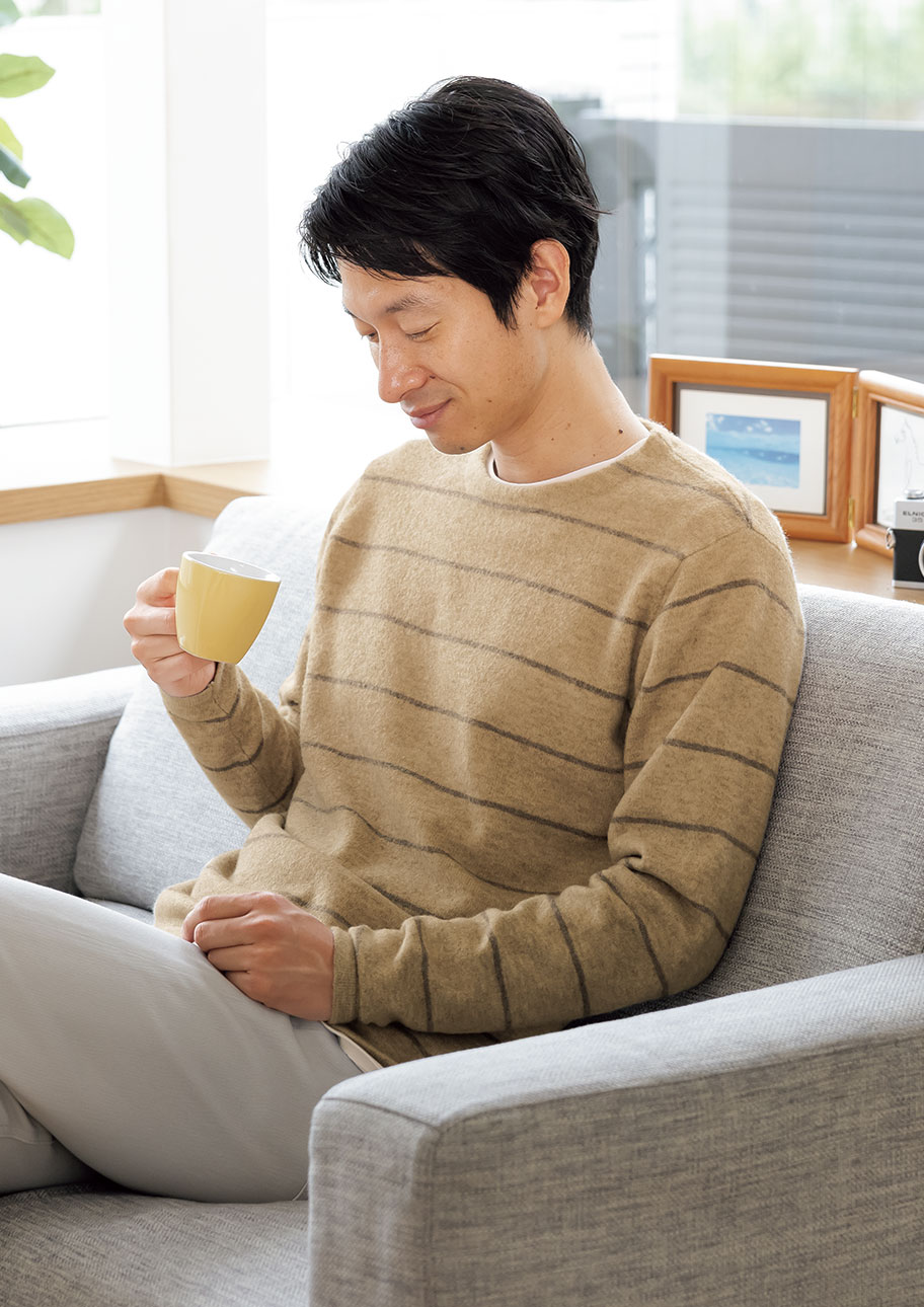 ピッチの細いボーダー柄で品がいい、ウール混のふんわりニット