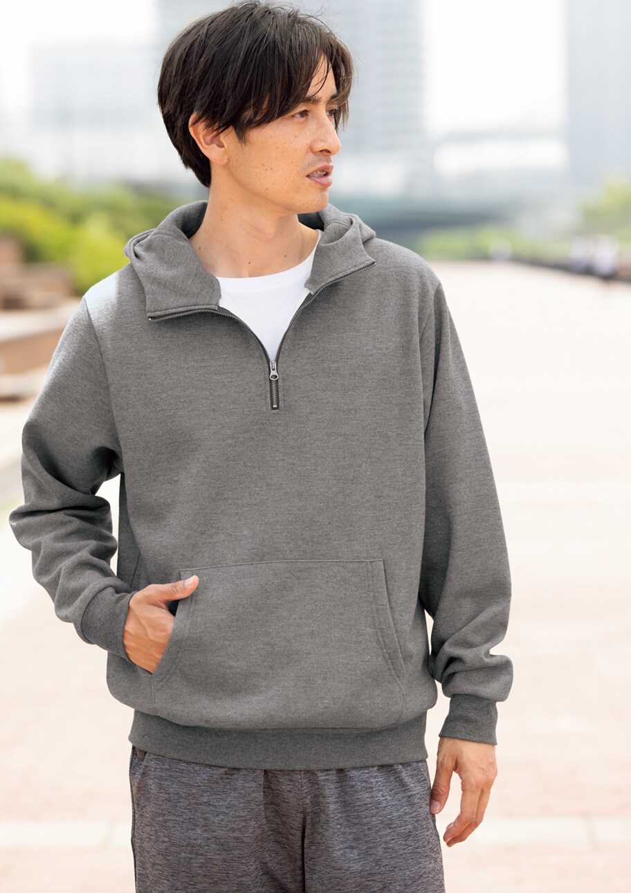 人気のハーフジップデザインを採用した、上品見えパーカ