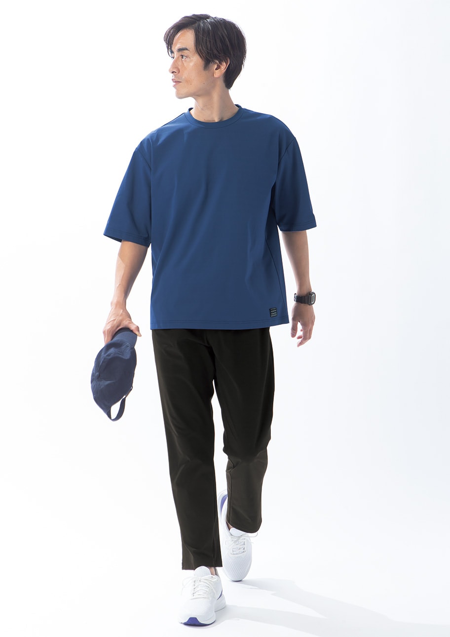 ゆったり着られるビックシルエットで動くスタイル
