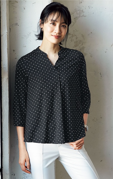 小粋なスキッパー衿で洗練のネックライン。