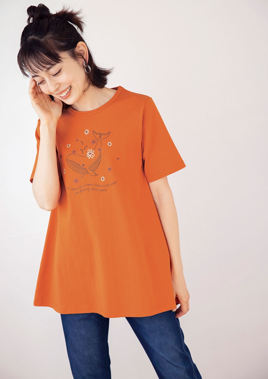 人気のチュニックTシャツ。ビビッドなオレンジ色で気分もあがる
