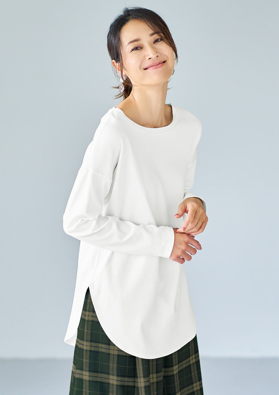 ゆるっとしたシンプルTシャツは柄アイテムでこなれ感をプラス