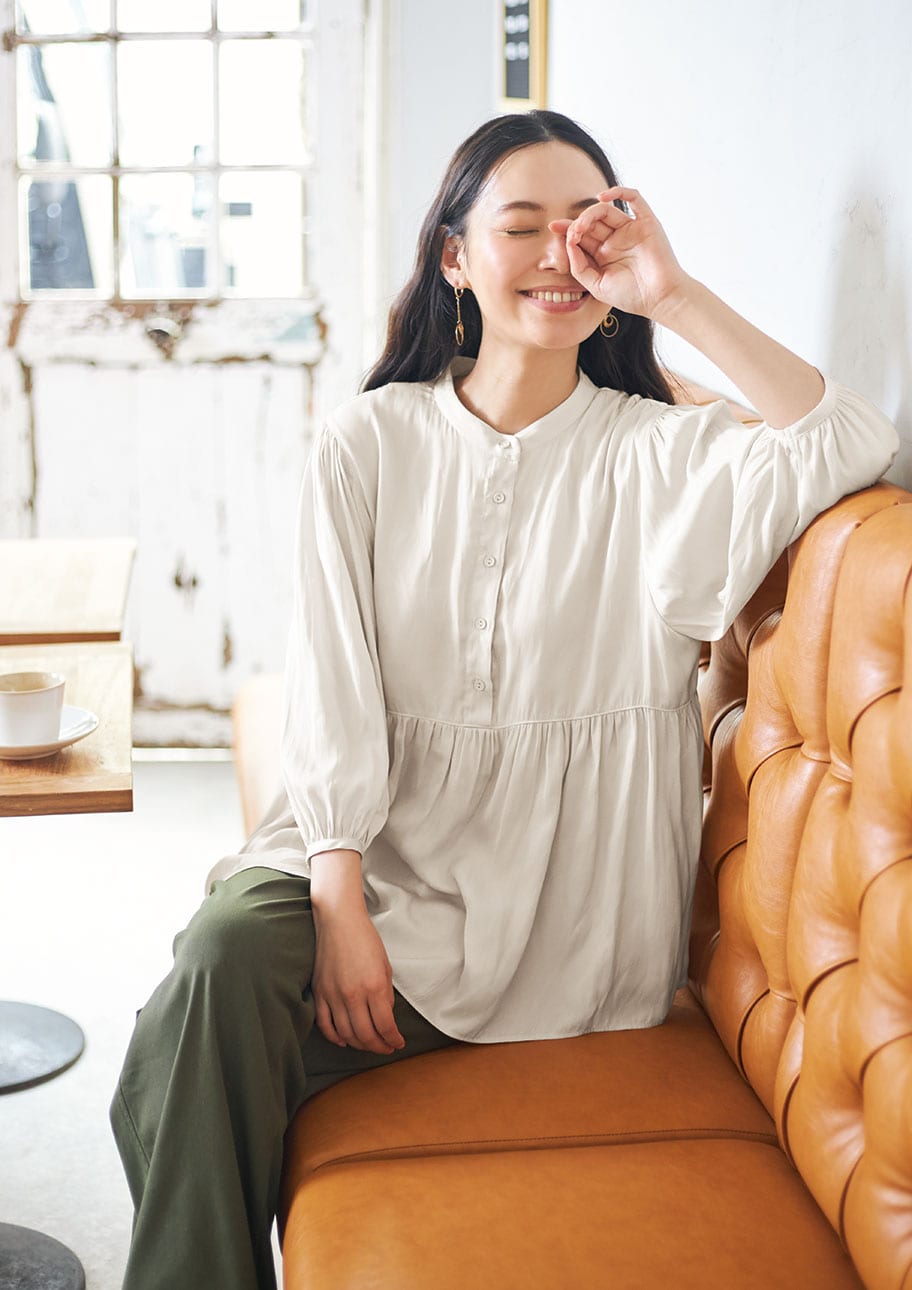 パッと顔回りを明るくするブラウスは日常使いに最適