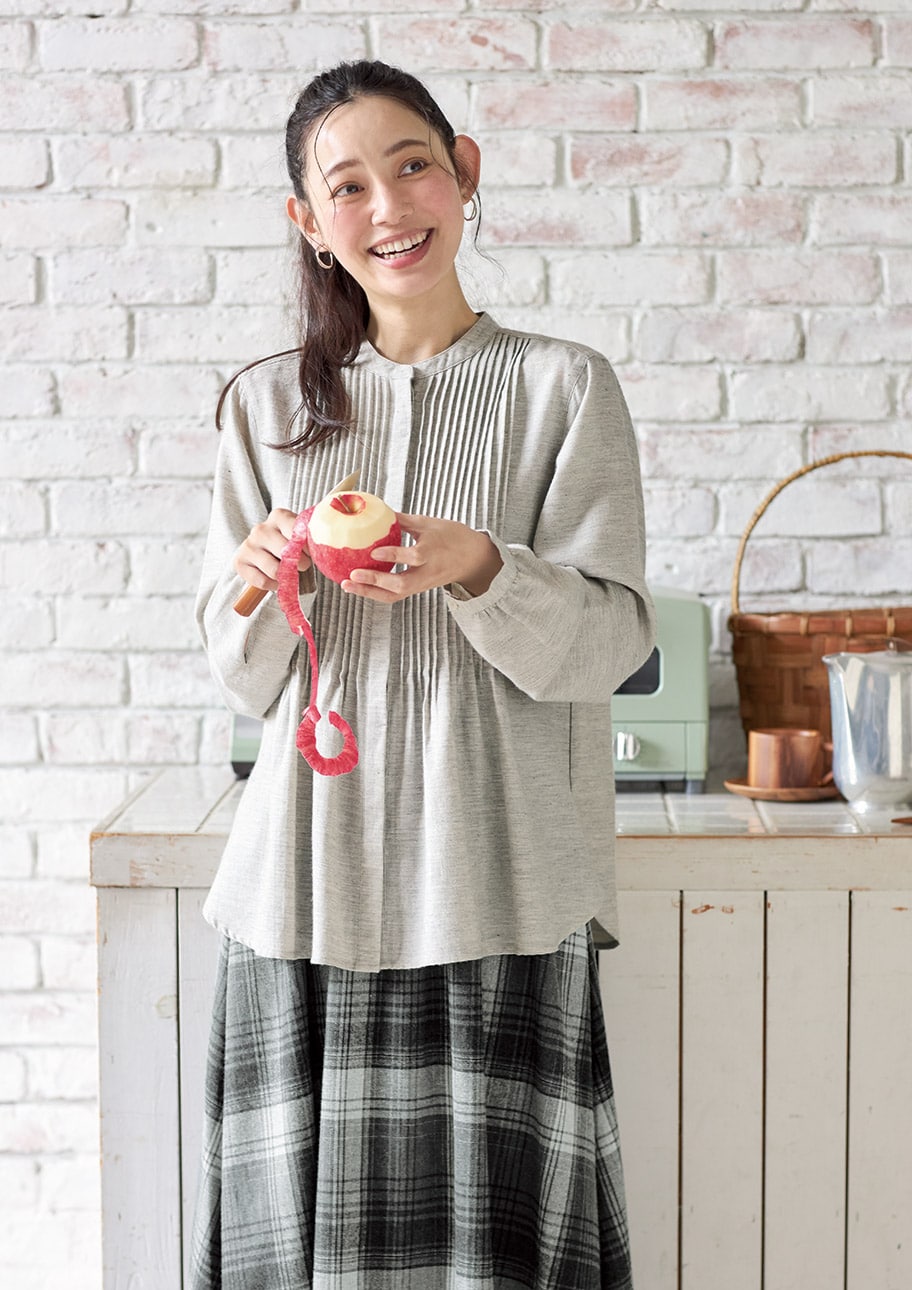 綺麗めブラウスはふんわりスカートとミックスさせて