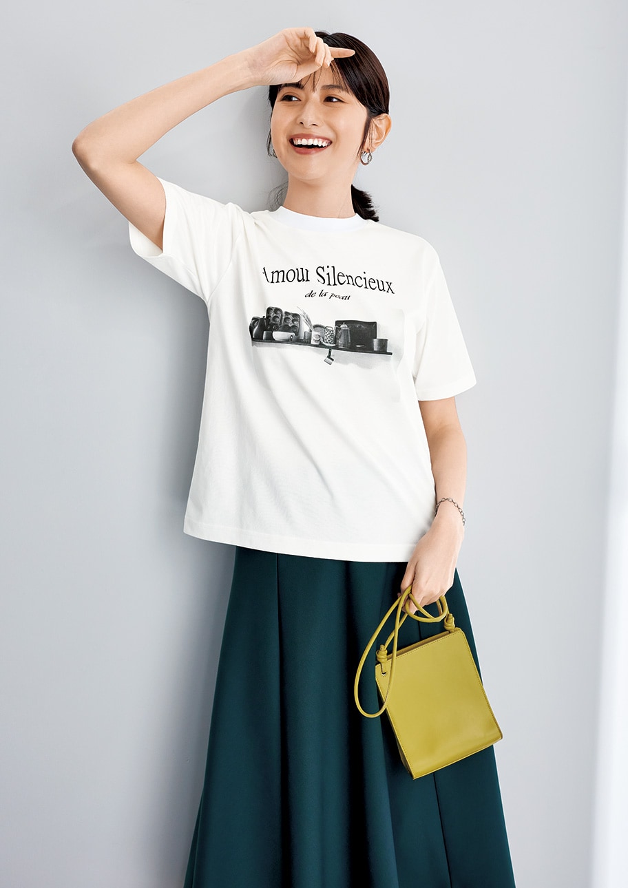 ロゴが可愛いTシャツに無地スカートでシンプルに大人っぽく