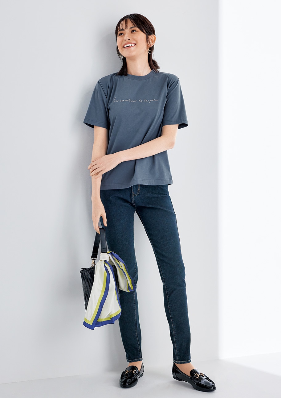 シンプルTシャツも着こなしでスマートな印象に