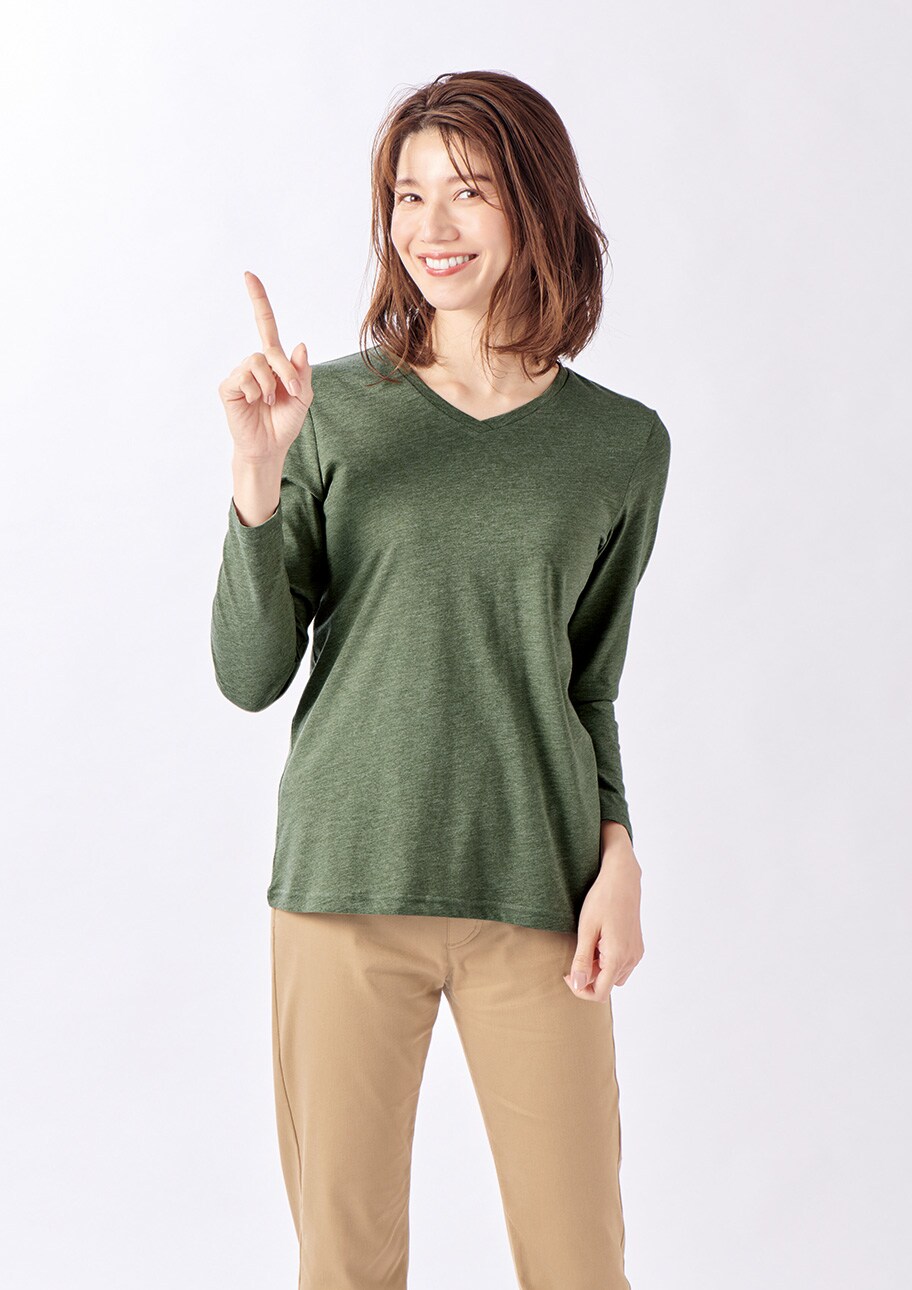 カーキ色とパンツで、ベーシックなカジュアルコーデ