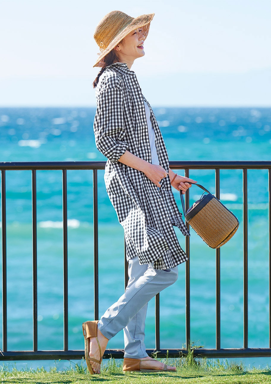 柄のロングシャツは一枚羽織ればこなれたおしゃれ上級者に