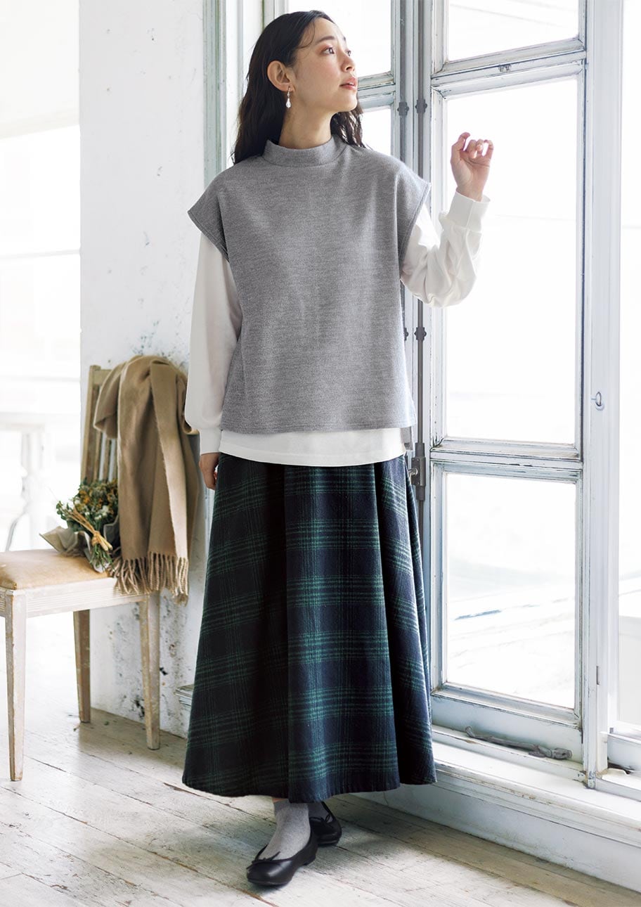 ゆるっとシルエットのスカートには重ね着を合わせて旬顔コーデに