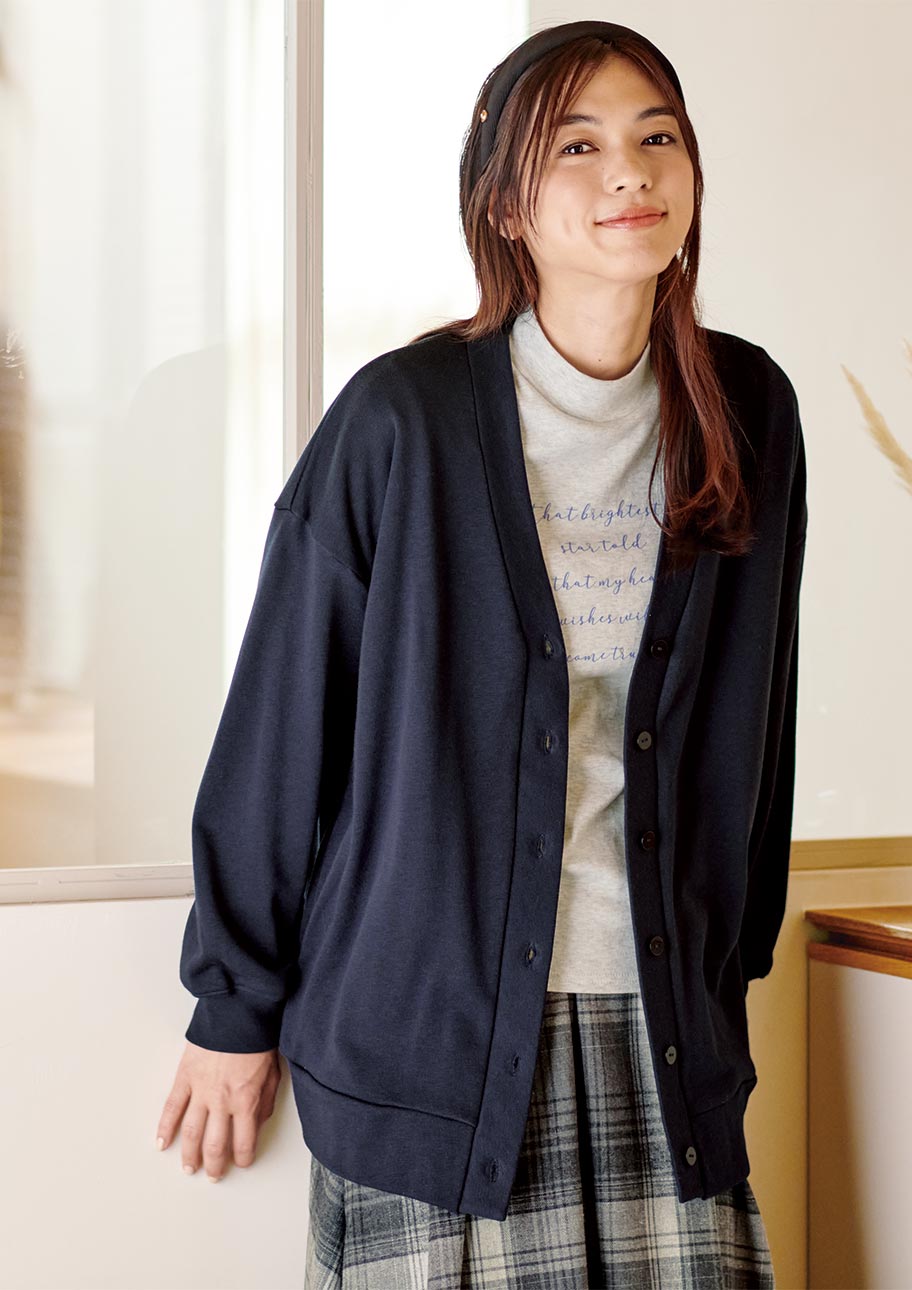 ゆとりのあるカーディガンはゆったりシルエットのスカートと相性◎