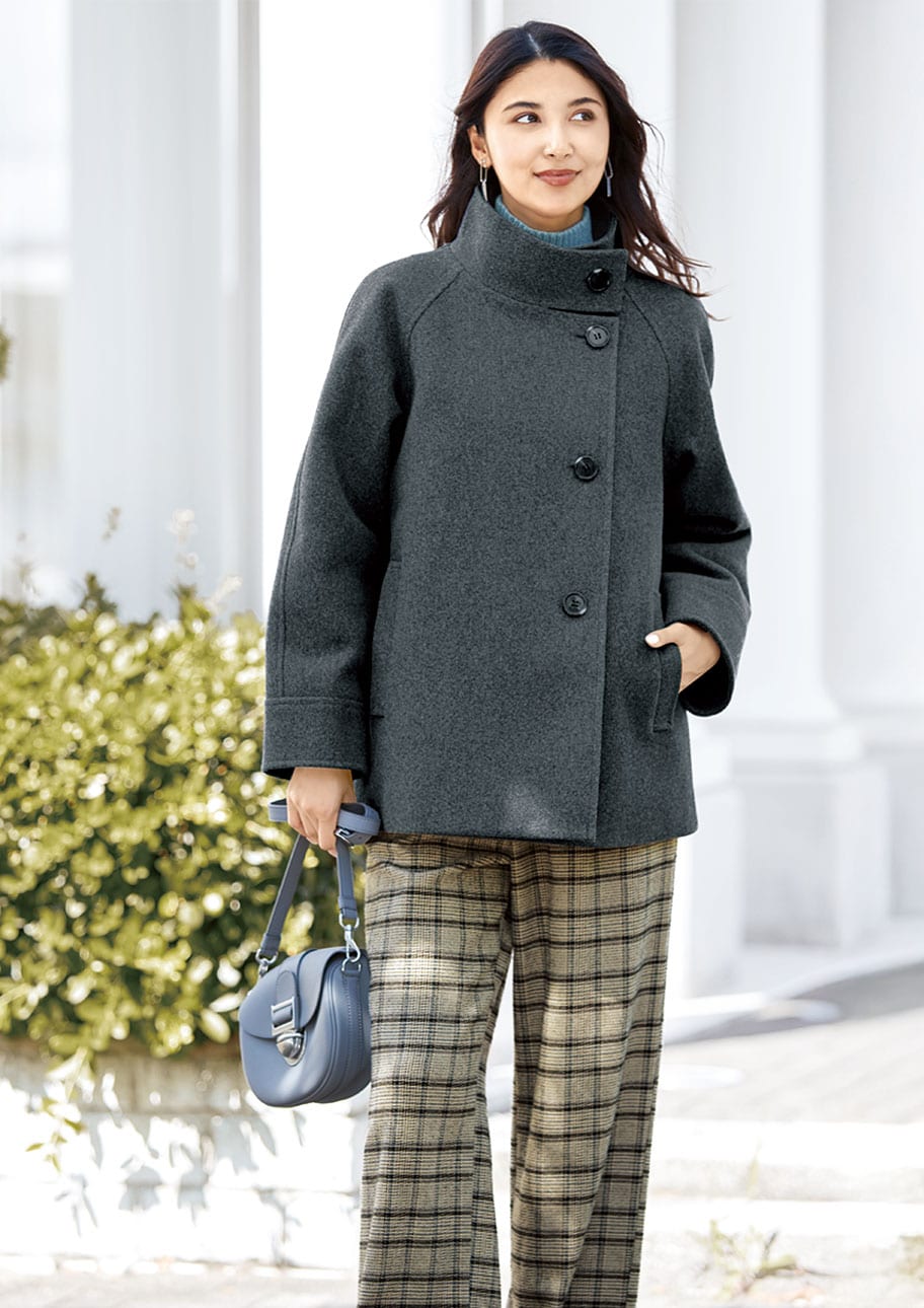 チェック柄パンツが主役。コートと合わせて冬の大人スタイル