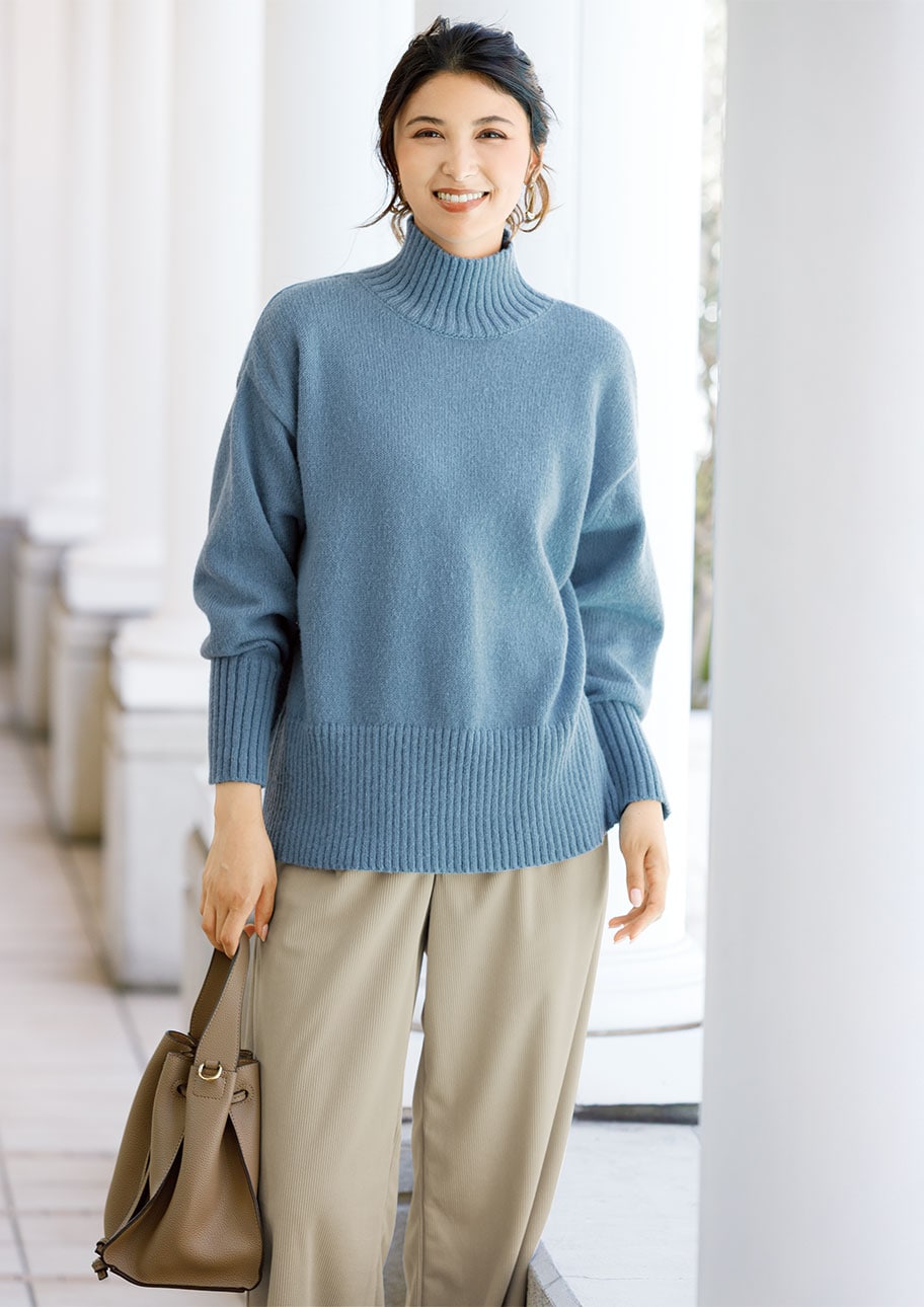 くすみブルーのニットが決め手。ラクに着映えする冬