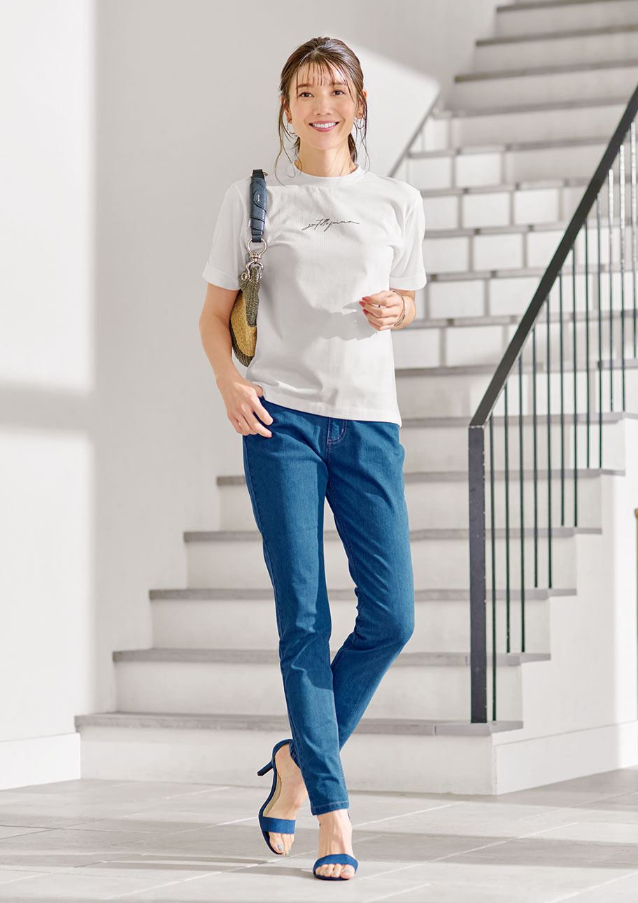 シンプルなTシャツにはライン綺麗見せのスキニーでスタイリング