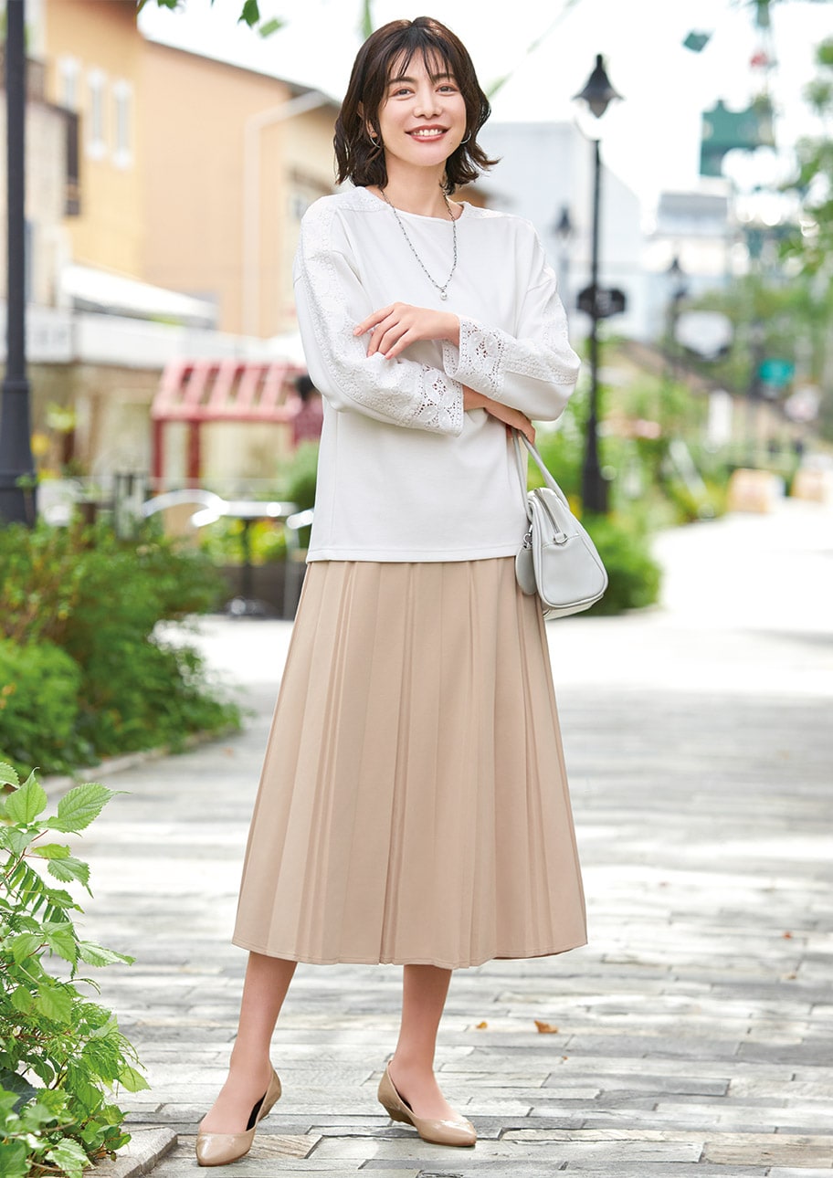シンプルの中にも女性らしさを出して大人の定番コーデに