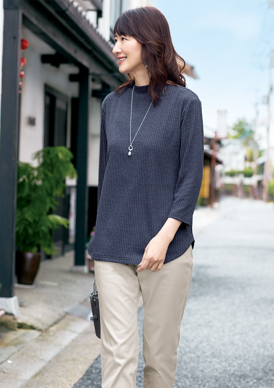 くすみカラーのコントラストが上品な大人スタイル