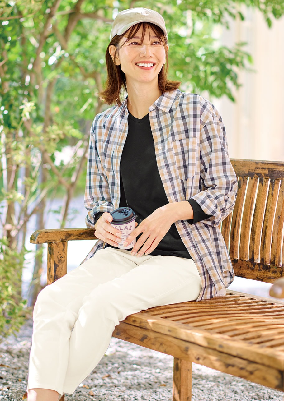 キャップで崩す抜け感と清潔な白パンツ、軽やか休日スタイル