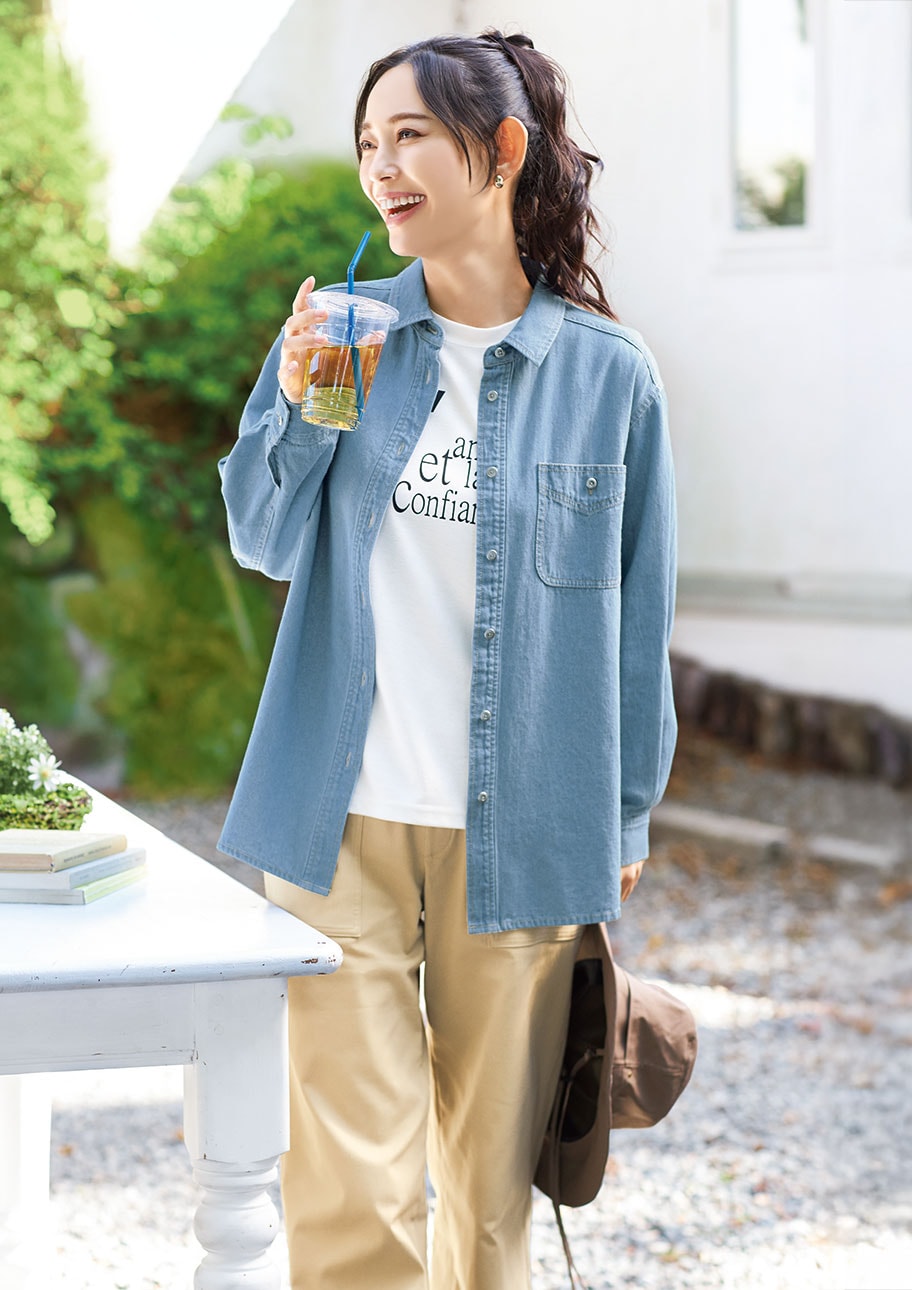 淡色デニムで育む、ゆったり心地の大人の休日スタイル