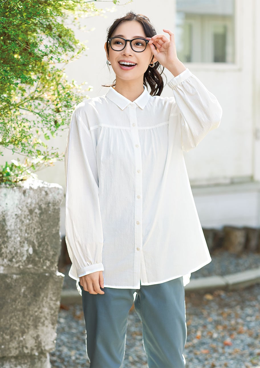 顔まわりを明るくする、ふんわりブラウスの軽やかな一日