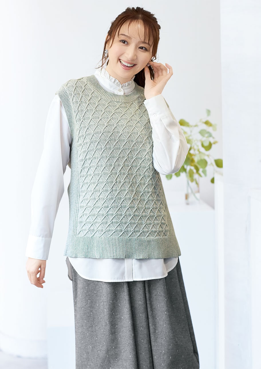 優しい色合いの大人のレイヤードスタイル