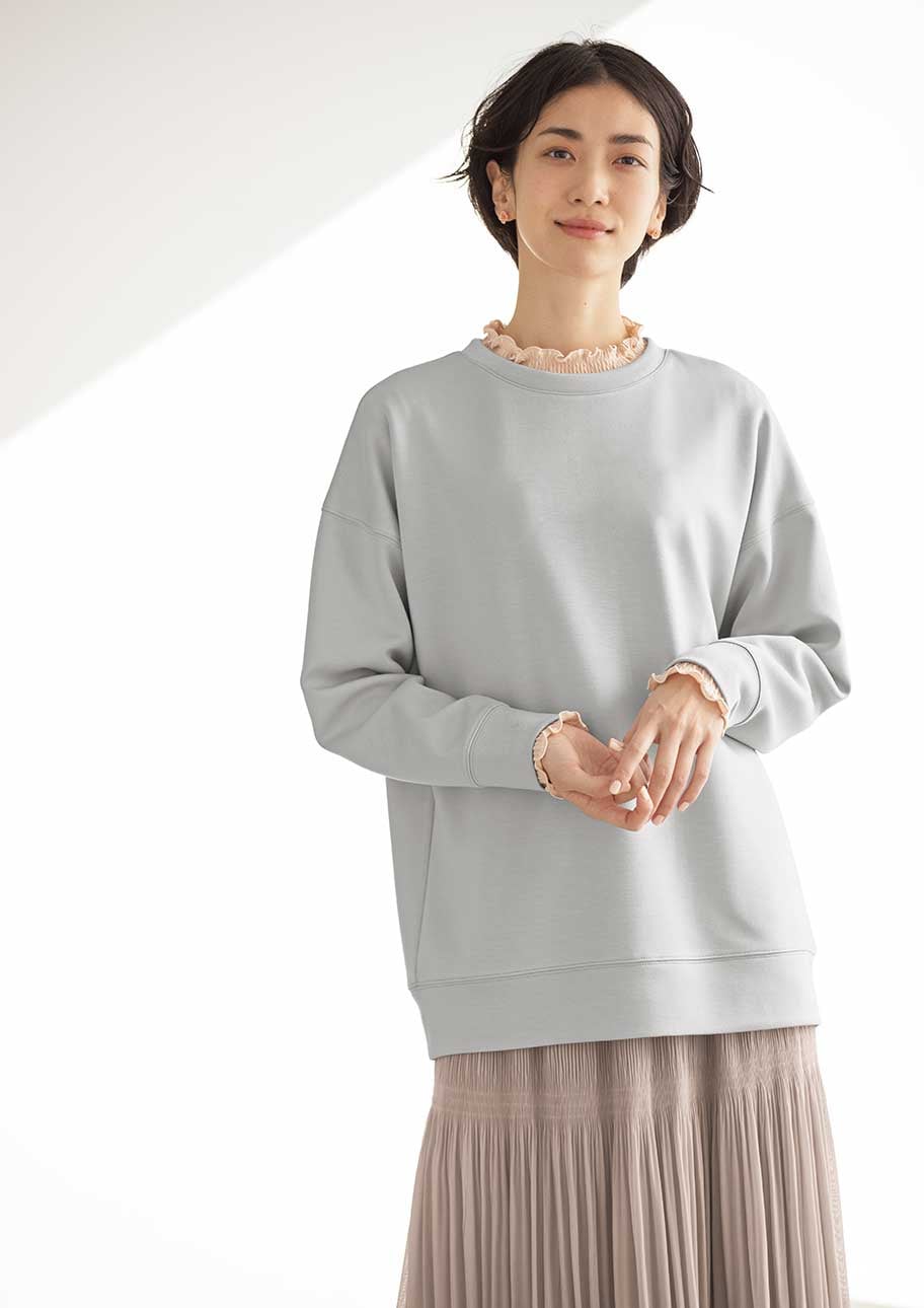 衿元と袖口のミニフリルで女性らしい甘さをプラスして