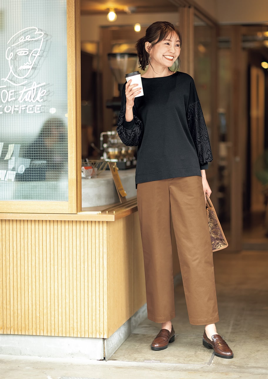 レーストップスには広がりすぎないワイドパンツを合わせてきれいめに