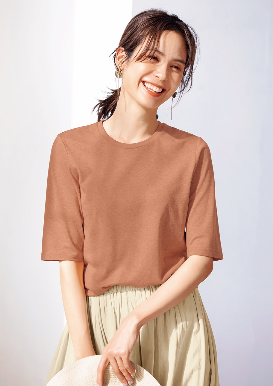 1枚でサマになる。美シルエットTはスカートにも合わせやすい
