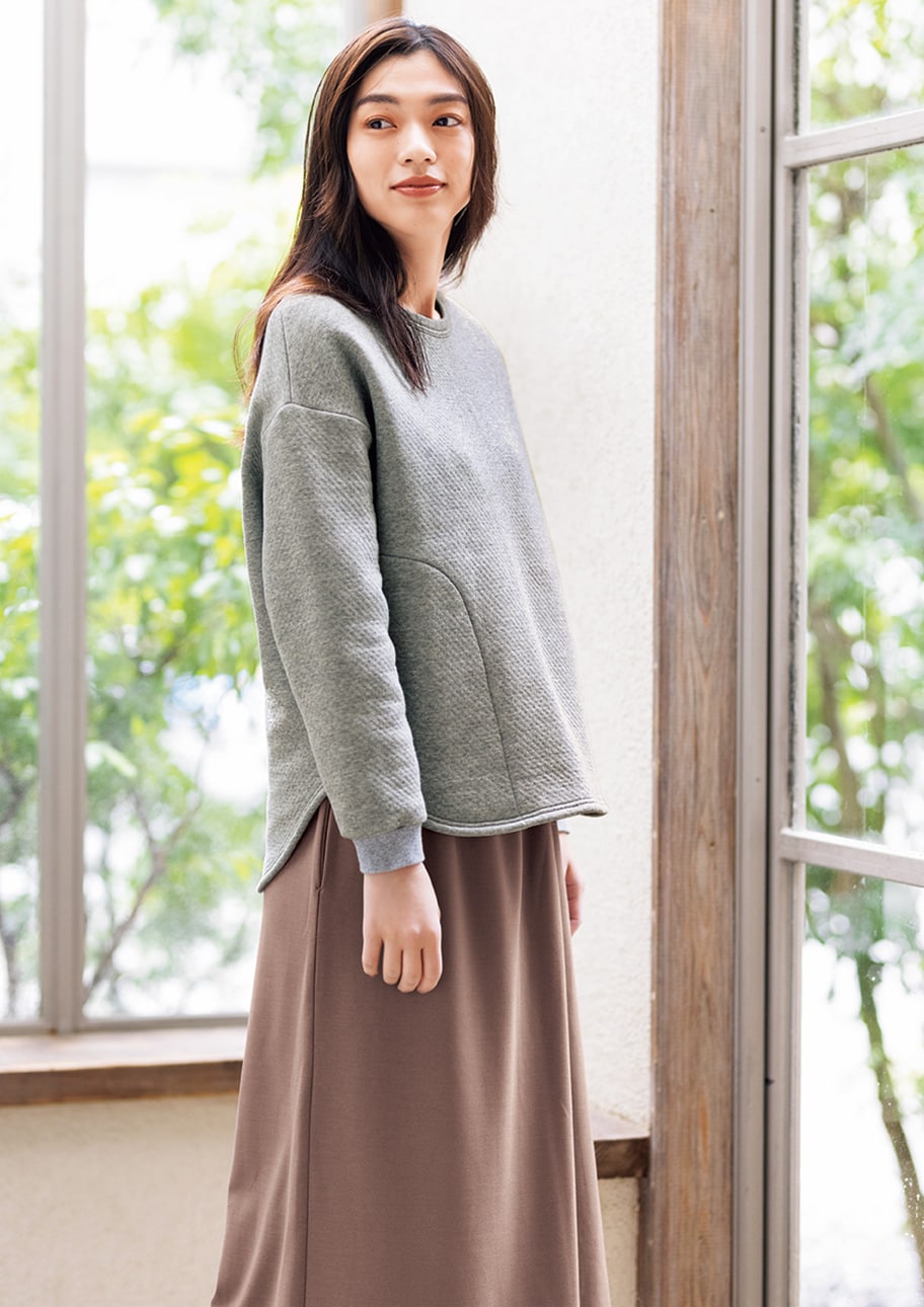 シンプルながらシルエットにこだわったプルオーバーが主役