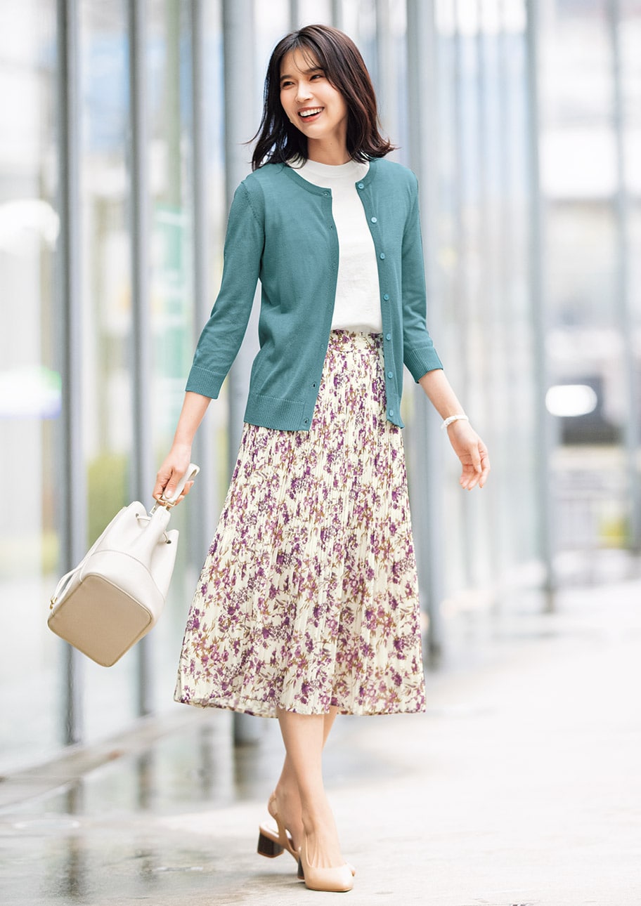 大人可愛い柄と揺れる裾が可愛いスカートがコーデの主役