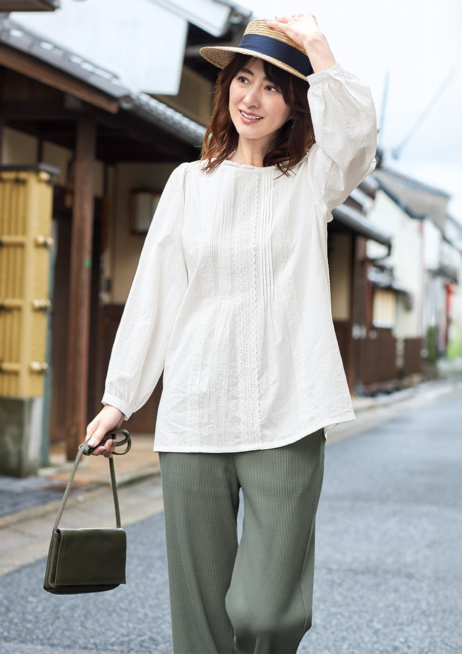 レース×カーキで甘すぎないナチュラルスタイルに