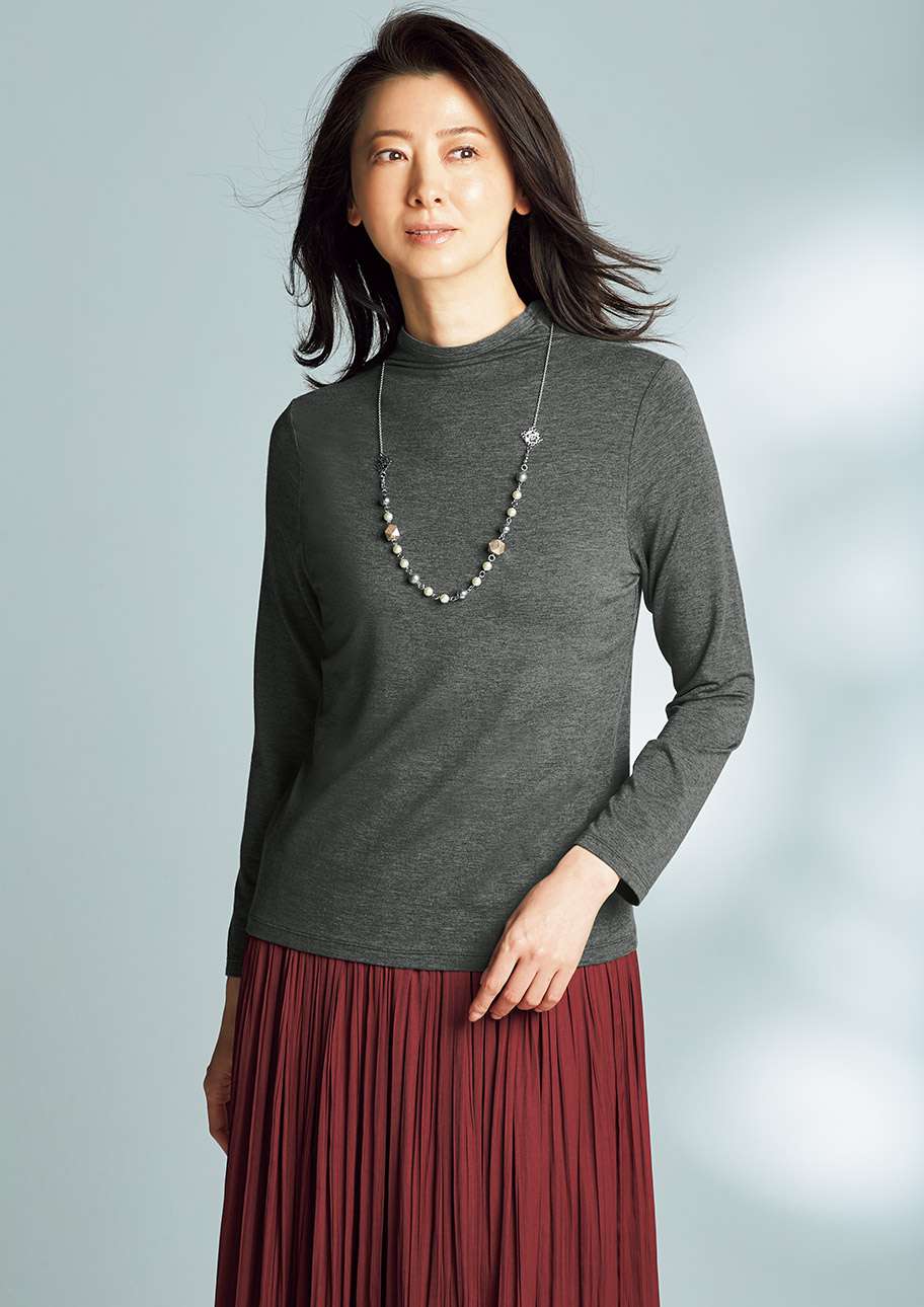 ボトルネックにガネートのプリーツスカートを合わせて セシール Cecile