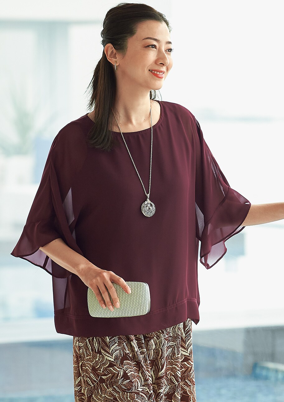 シフォンとフレア袖で軽やかに晩夏らしいシックなカラーが上品