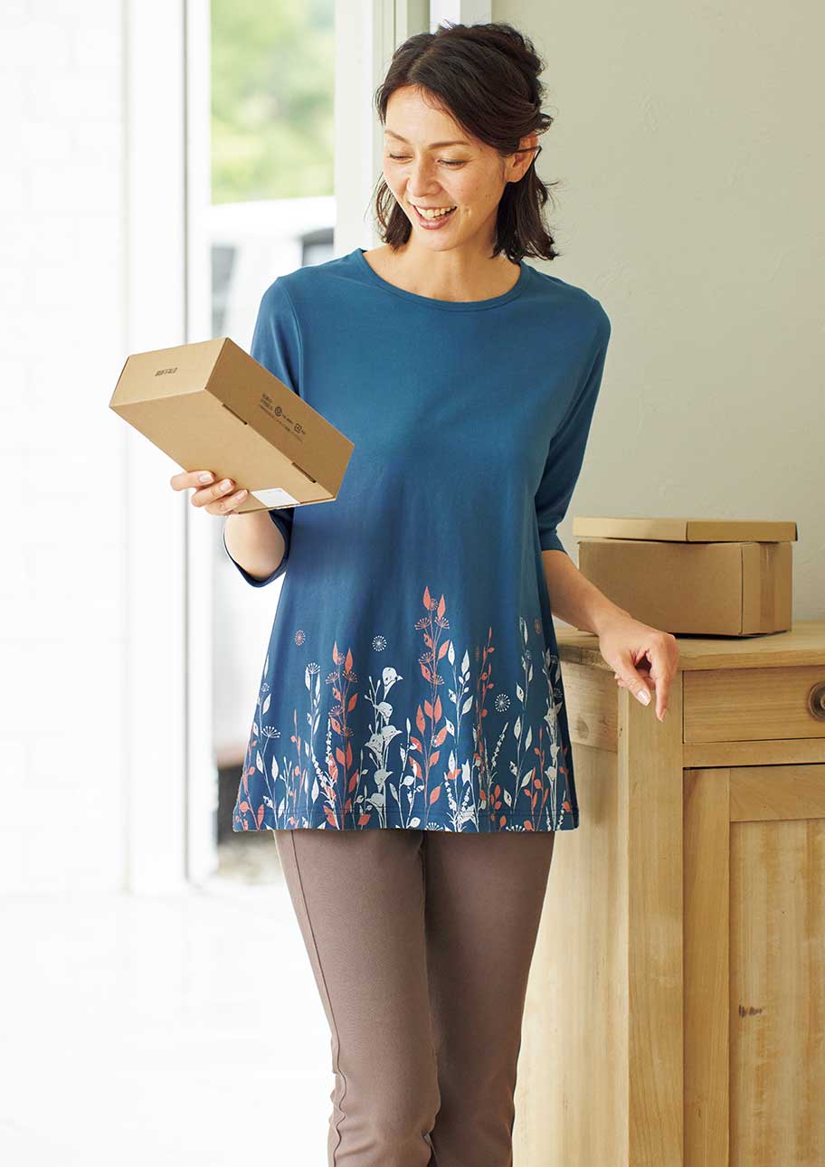 やさしい彩りの草花プリントがコーデにほんのり可愛らしさをプラスしてくれる