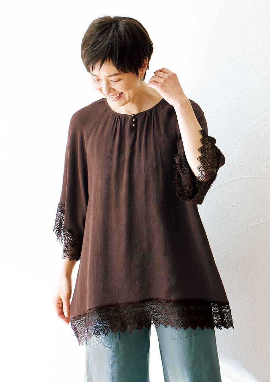 衿元のギャザーから広がるAラインで今っぽいおしゃれ感