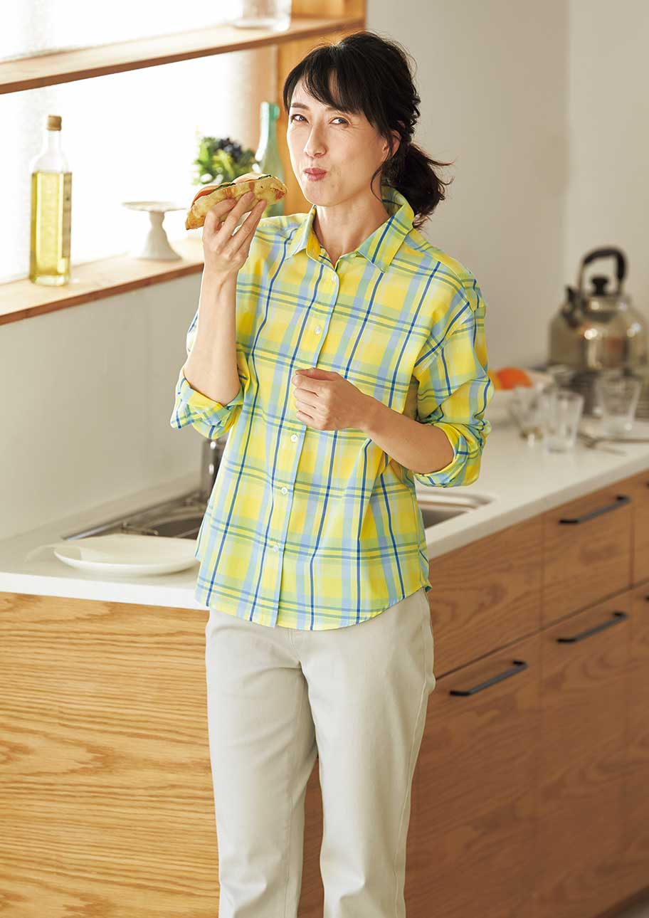 明るい色ではつらつと。着まわしやすい定番シャツ