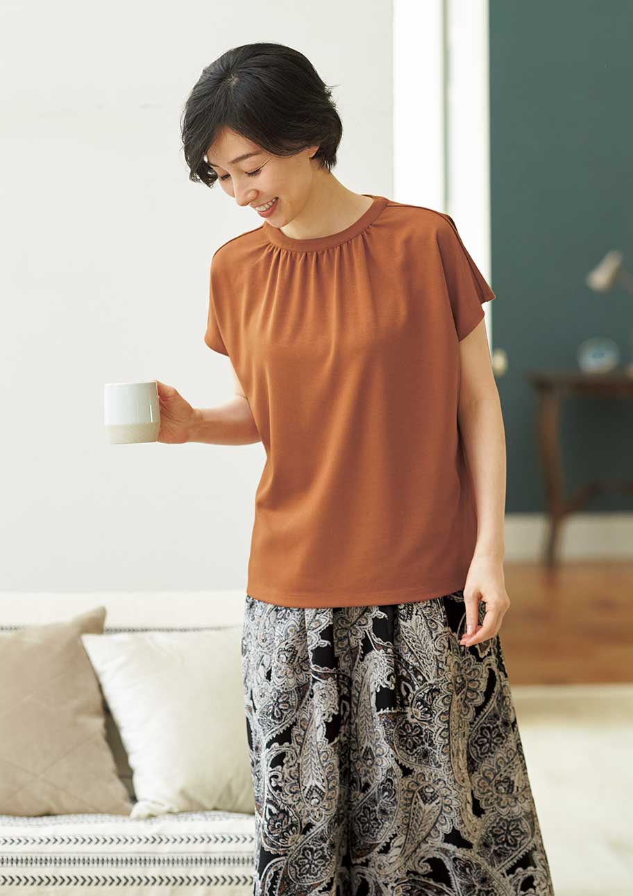 衿元のギャザーがお顔まわりをカバー。揺れるガウチョパンツが体型から目をそらします